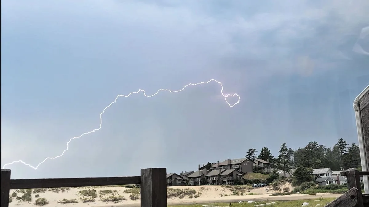 雷がハート形に！米オレゴン州の海岸で偶然捉えた神秘の瞬間