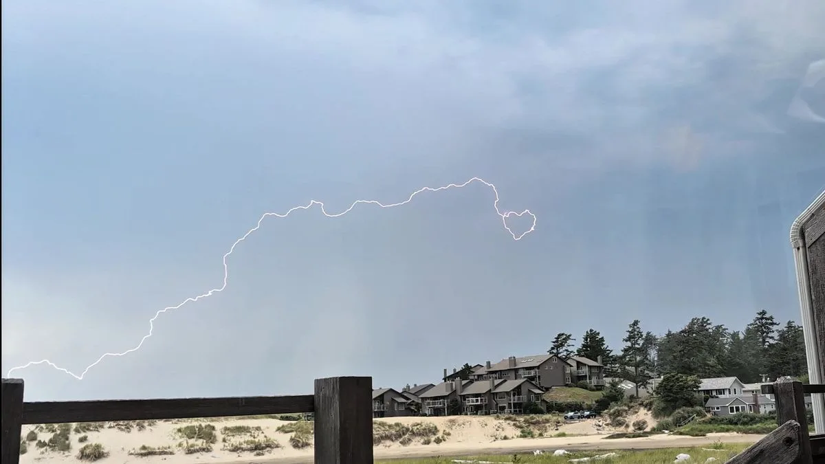 雷がハート形に！米オレゴン州の海岸で偶然捉えた神秘の瞬間