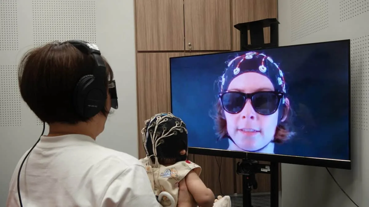 赤ちゃんに目を合わせて話すと、脳が“シンクロ”して学習効果アップ？