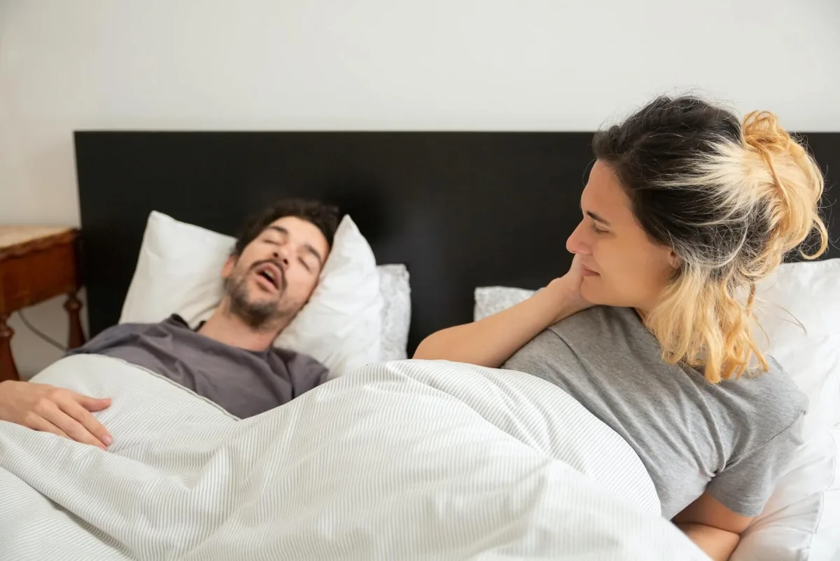 「チェーンソー級のイビキ」で破局…実は5人に1人がパートナーの寝相で別れていた