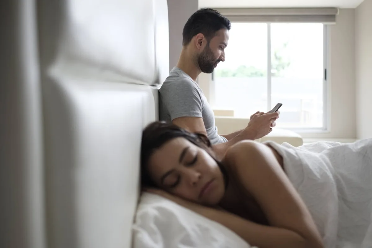 男性の15%がAIと恋愛トーク、浮気認定は36%？世代で分かれるAI倫理