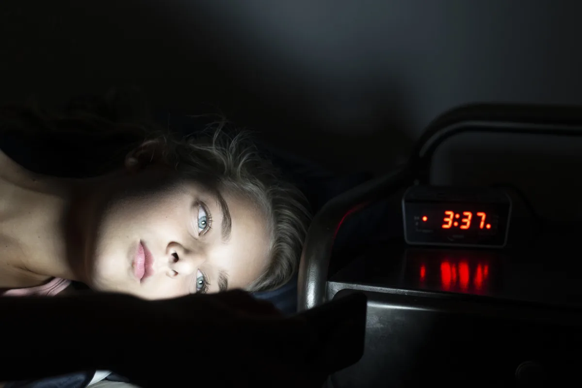 成績低下の原因はスマホより睡眠？10代のメンタルと学力に衝撃のデータ