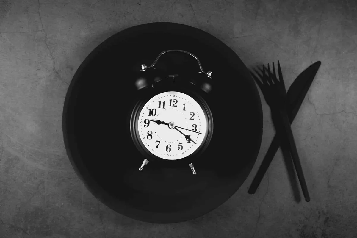 1日9時間以内に食べ終わると脳が若返る？50代以上の女性で認知機能改善の可能性
